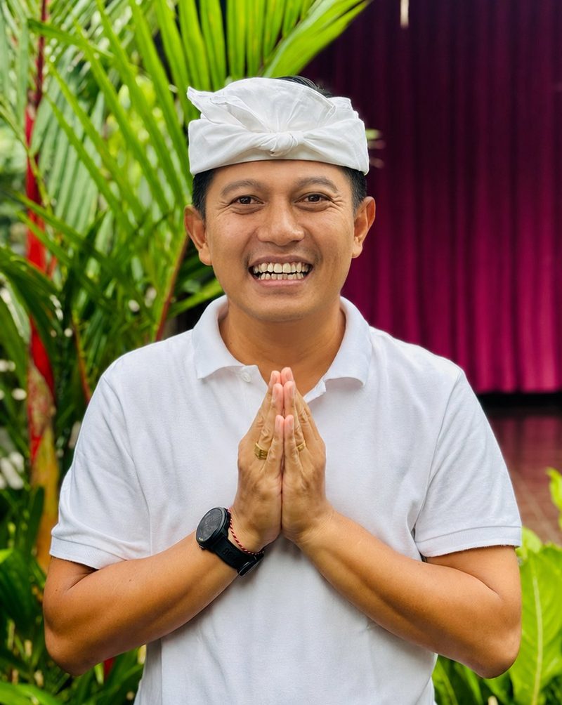 Asna, your private driver and tour guide in Bali, in traditional Balinese dress