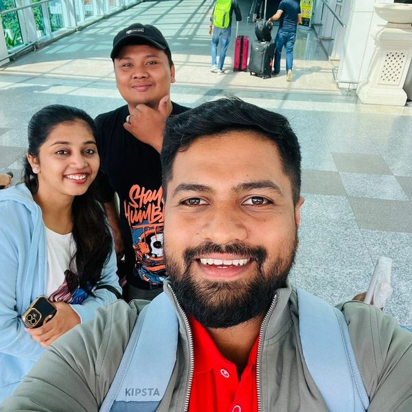 Asna and guests taking a selfie together on tour